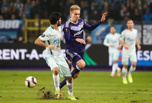 Zenit s defender Luis Neto and Anderlecht s Lukasz Teodorczyk fight for the ball during a game between Belgian soccer team RSC Anderlecht and Russian team FC Zenit, first-leg of the 1 16 finals of the Europa League competition, Thursday 16 February 2017, in Brussels. VIRGINIExLEFOUR  x05049142x