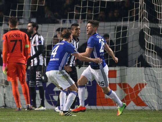 16.02.2017, Fussball, UEFA Europa League, Saison 2016 2017, Zwischenrunde, PAOK Saloniki - FC Schalke 04, v. l. Benedikt HOEWEDES (FC Schalke 04) jubelt mit Klaas-Jan HUNTELAAR (FC Schalke 04)