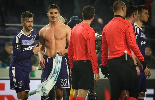 Anderlecht s Massimo Bruno and Anderlecht s Leander Dendoncker celebrate after winning a game between Belgian soccer team RSC Anderlecht and Russian team FC Zenit, first-leg of the 1 16 finals of the Europa League competition, Thursday 16 February 2017, in Brussels. VIRGINIExLEFOUR  x05049157x