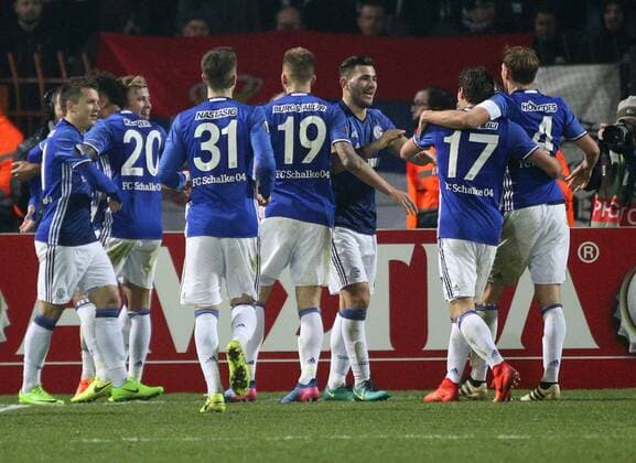 16.02.2017, Fussball, UEFA Europa League, Saison 2016 2017, Zwischenrunde, PAOK Saloniki - FC Schalke 04, Mannschaft des FC Schalke 04 jubelt