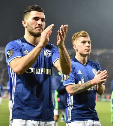 16.02.2017, Fussball, UEFA Europa League, Saison 2016 2017, Zwischenrunde, PAOK Saloniki - FC Schalke 04, v. l. Sead KOLASINAC (FC Schalke 04), Max MEYER (FC Schalke 04) feiern mit den Fans