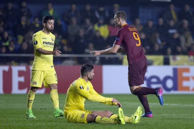 Fußball, EL, FC Villarreal - AS Rom Roma s striker Edin Dezko jubilates the second goal against Villarreal during their Europa League round of 32 first leg match at La Ceramica stadium in Villarreal, Valencian Community, Spain, 16 February 2017. VILLARREAL VS. AS ROMA !ACHTUNG: NUR REDAKTIONELLE NUTZUNG!  Copyright: xDomenechxCastellox CVA001 20170216-636228839590573538