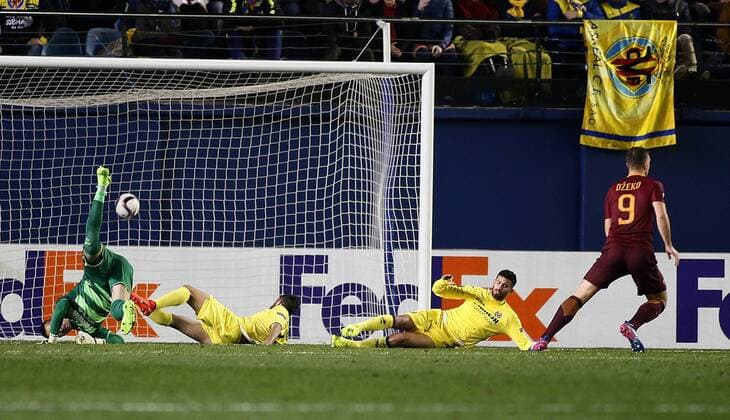 Fußball, EL, FC Villarreal - AS Rom Dzeko. First leg of 1 16 Europa League match between Villarreal CF and AS Roma. In this picture, Dzeko celebrates one of their three goals. xCARMExRIPOLLESx 