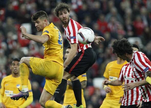 16 02 2017 Bilbao, Spanien - Fussball, Europa League, Athletic Bilbao vs. APOEL Nikosia: Nicholas Ioannou, Yeray Alvarez  xDAVIDxS.xBUSTAMANTEx xx