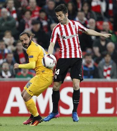16 02 2017 Bilbao, Spanien - Fussball, Europa League, Athletic Bilbao vs. APOEL Nikosia: Markel Susaeta, Stathis Aloneftis  xDAVIDxS.xBUSTAMANTEx xx