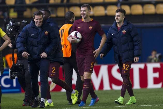 Fußball, EL, FC Villarreal - AS Rom February 16, 2017 - Villarreal, Spain - 09 Bosnian Forward of A.S. Roma Edin Dzeko (C) during the UEFA Europa League, Round of 32 first leg match between Villarreal CF and A.S. Roma at La Ceramica Stadium on February 16, 2017. ( Photo: de Velasco NurPhoto FC Villarreal v AS Roma - UEFA Europa League Round of 32: First Leg  - ZUMAn230 20170216_zaa_n230_322 Copyright: xJosexMiguelxFernandezx