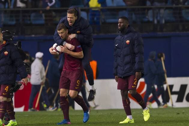 Fußball, EL, FC Villarreal - AS Rom February 16, 2017 - Villarreal, Spain - 09 Bosnian Forward of A.S. Roma Edin Dzeko (L) and 02 Geman defender of A.S. Roma Antonio Rudiger (R) during the UEFA Europa League, Round of 32 first leg match between Villarreal CF and A.S. Roma at La Ceramica Stadium on February 16, 2017. FC Villarreal v AS Roma - UEFA Europa League Round of 32: First Leg  - ZUMAn230 20170216_zaa_n230_324 Copyright: xJosexMiguelxFernandezx