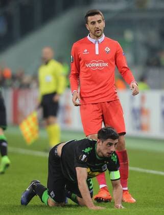 Gladbach, Germany 16.02.2017, Europa League, round of 32, 1st leg, Borussia Moenchengladbach - ACF Fiorentina, Zweikampf Matias Vecino (ACF, R) gegen Lars Stindl (Moenchengladbach). ( DeFodi512