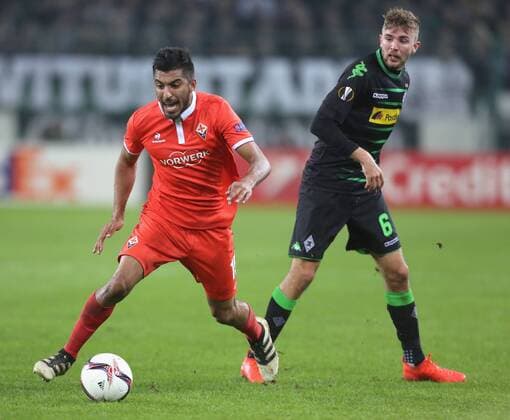 Gladbach, Germany 16.02.2017, Europa League, round of 32, 1st leg, Borussia Moenchengladbach - ACF Fiorentina, Zweikampf Maximiliano Olivera (ACF, L) gegen Christoph Kramer (Moenchengladbach). ( DeFodi512