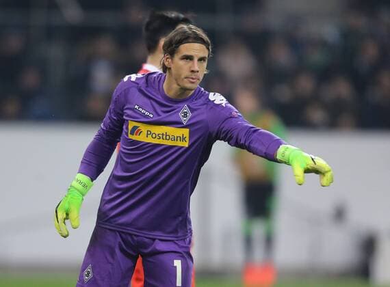 Gladbach, Germany 16.02.2017, Europa League, round of 32, 1st leg, Borussia Moenchengladbach - ACF Fiorentina, Torwart Yann Sommer (Moenchengladbach) gibt Anweisungen. ( DeFodi512