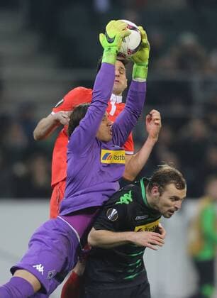 Gladbach, Germany 16.02.2017, Europa League, round of 32, 1st leg, Borussia Moenchengladbach - ACF Fiorentina, Torwart Yann Sommer (Moenchengladbach) faengt den Ball zwischen Tony Jantschke (Moenchengladbach, R) und Nikola Kalinic (ACF). ( DeFodi512