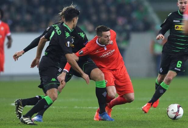 Gladbach, Germany 16.02.2017, Europa League, round of 32, 1st leg, Borussia Moenchengladbach - ACF Fiorentina, Federico Bernardeschi (ACF, M) und Jannik Vestergaard (Moenchengladbach) im Zweikampf. ( DeFodi512