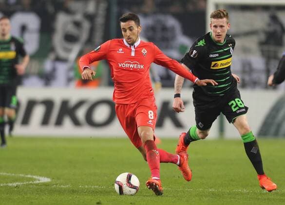Gladbach, Germany 16.02.2017, Europa League, round of 32, 1st leg, Borussia Moenchengladbach - ACF Fiorentina, Matias Vecino (ACF, L) am ball gegen Andre Hahn (Moenchengladbach). ( DeFodi512