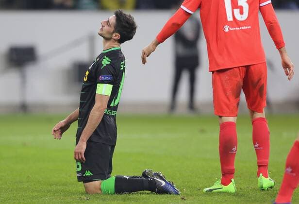 Gladbach, Germany 16.02.2017, Europa League, round of 32, 1st leg, Borussia Moenchengladbach - ACF Fiorentina, Lars Stindl (Moenchengladbach) kniet nach verpasster Torchance auf dem Rasen. ( DeFodi512