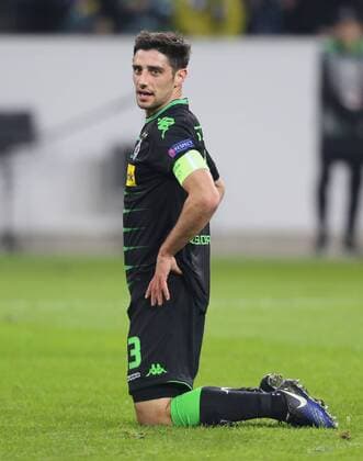 Gladbach, Germany 16.02.2017, Europa League, round of 32, 1st leg, Borussia Moenchengladbach - ACF Fiorentina, Lars Stindl (Moenchengladbach) kniet nach verpasster Torchance auf dem Rasen. ( DeFodi512