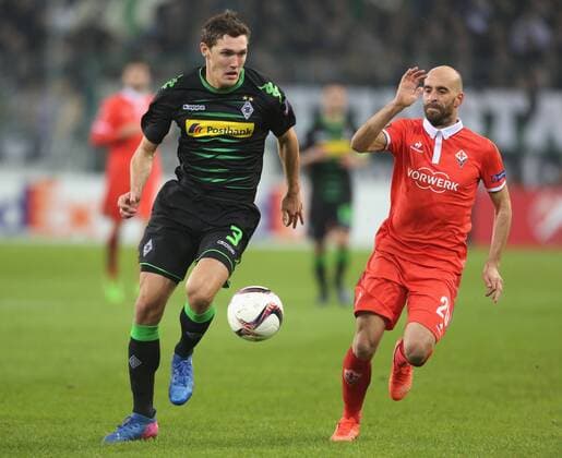 Gladbach, Germany 16.02.2017, Europa League, round of 32, 1st leg, Borussia Moenchengladbach - ACF Fiorentina, Zweikampf Andreas Christensen (Moenchengladbach, L) gegen Borja Valero (ACF). ( DeFodi512