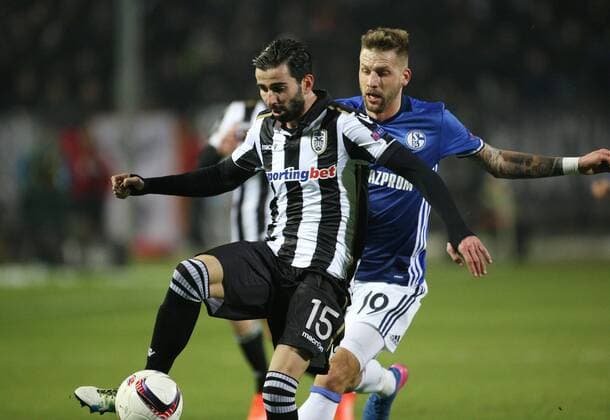 16.02.2017, Fussball, UEFA Europa League, Saison 2016 2017, Zwischenrunde, PAOK Saloniki - FC Schalke 04, Guido Burgstaller (Schalke 04), re., gegen Crespo (PAOK Saloniki)