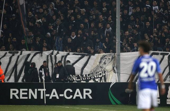 ilder des Tages - SPORT 16.02.2017, Fussball, UEFA Europa League, Saison 2016 2017, Zwischenrunde, PAOK Saloniki - FC Schalke 04, Angela Merkel Nazi Transparent der Saloniki Fans