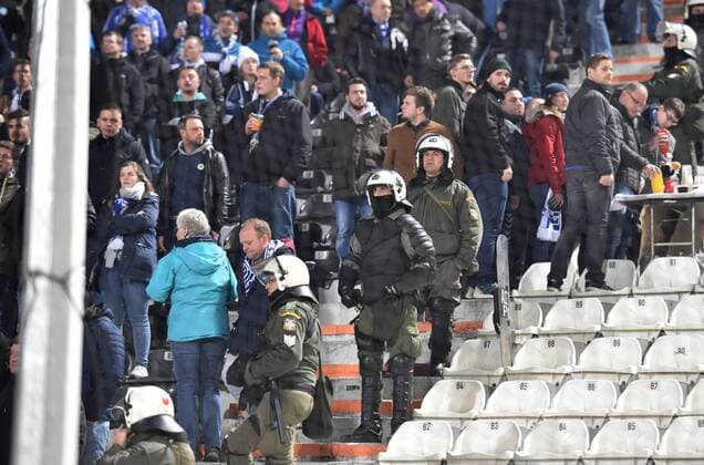 16.02.2017, Fussball, UEFA Europa League, Saison 2016 2017, Zwischenrunde, PAOK Saloniki - FC Schalke 04, Polizei im Schalker Fanblock
