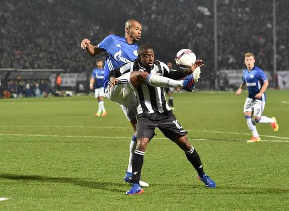 16.02.2017, Fussball, UEFA Europa League, Saison 2016 2017, Zwischenrunde, PAOK Saloniki - FC Schalke 04, Naldo (FC Schalke 04), li., gegen Djalma (PAOK Saloniki)