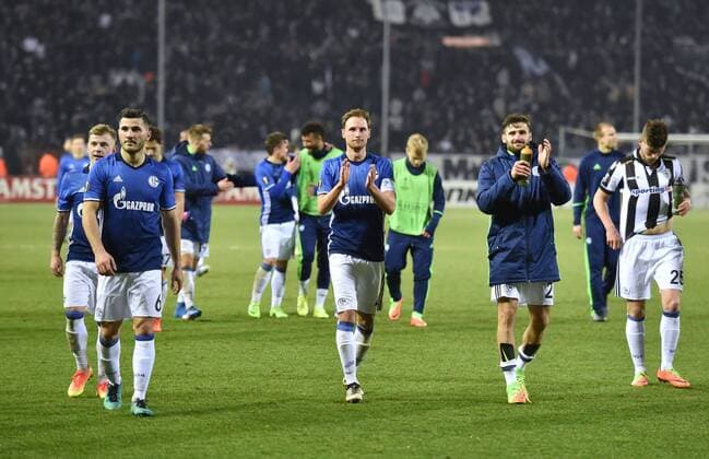 16.02.2017, Fussball, UEFA Europa League, Saison 2016 2017, Zwischenrunde, PAOK Saloniki - FC Schalke 04, Schalkes Spieler feiern den Sieg, vorne v.li., Max Meyer (Schalke 04), Sead Kolasinac (Schalke 04), Benedikt Hoewedes, Benedikt Höwedes (Schalke 04), Daniel Caligiuri (FC Schalke 04), Dennis Aogo (Schalke 04)