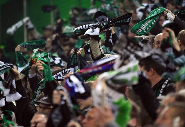16.02.2017, xjhx, Fussball Europa League, Borussia Moenchengladbach - AC Florenz, emspor, v.l. Fans Moenchengladbach, Stimmung, Schals Moenchengladbach
