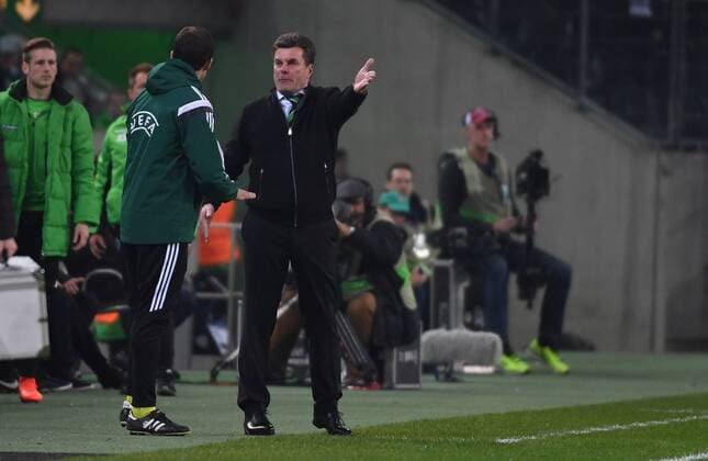16.02.2017, xjhx, Fussball Europa League, Borussia Moenchengladbach - AC Florenz, emspor, v.l. Trainer Dieter Hecking (Borussia Mönchengladbach) gibt Anweisungen, gestikuliert, mit den Armen gestikulieren gives instructions, gesticulate. Moenchengladbach
