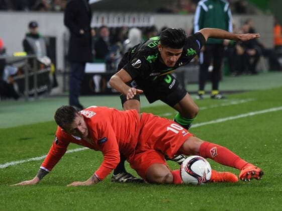 16.02.2017, xjhx, Fussball Europa League, Borussia Moenchengladbach - AC Florenz, emspor, v.l. Mahmoud Dahoud (Borussia Mönchengladbach), Federico Bernardeschi (AC Florenz) Moenchengladbach