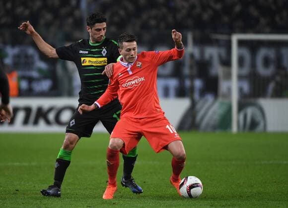 16.02.2017, xjhx, Fussball Europa League, Borussia Moenchengladbach - AC Florenz, emspor, v.l. Lars Stindl (Borussia Mönchengladbach), Federico Bernardeschi (AC Florenz) Moenchengladbach