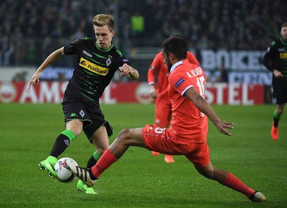 16.02.2017, xjhx, Fussball Europa League, Borussia Moenchengladbach - AC Florenz, emspor, v.l. Patrick Herrmann (Borussia Mönchengladbach), Maximilian Olivera (AC Florenz) Moenchengladbach