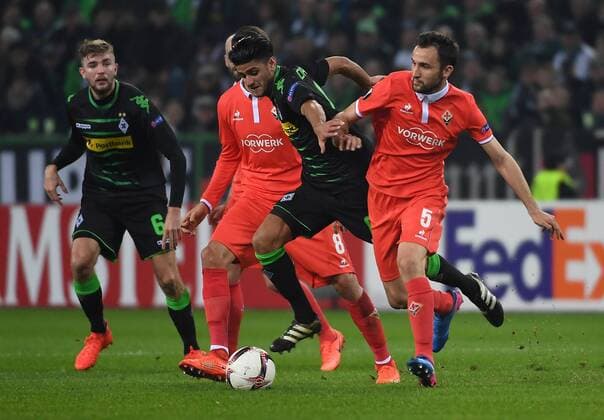 16.02.2017, xjhx, Fussball Europa League, Borussia Moenchengladbach - AC Florenz, emspor, v.l. Matias Vecino (AC Florenz), Mahmoud Dahoud (Borussia Mönchengladbach), Milan Badelj (AC Florenz) Moenchengladbach