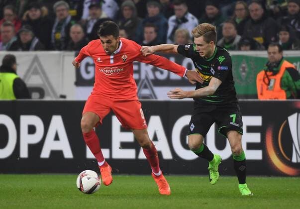 16.02.2017, xjhx, Fussball Europa League, Borussia Moenchengladbach - AC Florenz, emspor, v.l. Matias Vecino (AC Florenz), Patrick Herrmann (Borussia Mönchengladbach) Moenchengladbach
