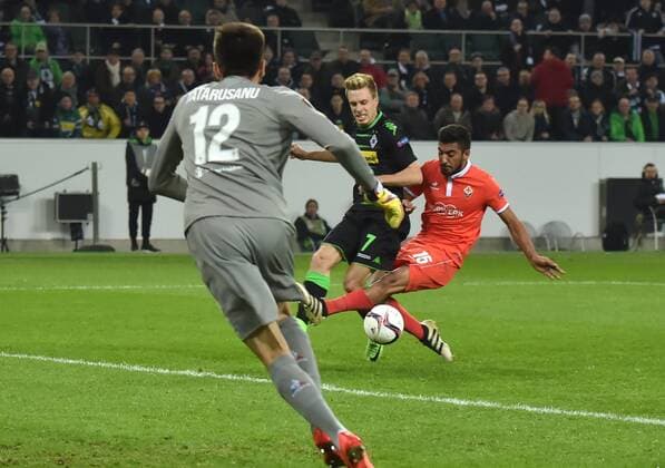 16.02.2017, Fussball, UEFA Europa League, Saison 2016 2017, Zwischenrunde, Borussia Moenchengladbach - AC Florenz, Patrick Herrmann (Borussia Moenchengladbach) wird von Maximiliano Olivera (AC Florenz) im Strafraum gefoult