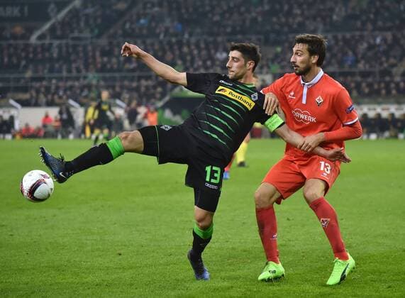 16.02.2017, Fussball, UEFA Europa League, Saison 2016 2017, Zwischenrunde, Borussia Moenchengladbach - AC Florenz, Lars Stindl (Borussia Moenchengladbach), li., gegen Davide Astori (AC Florenz)