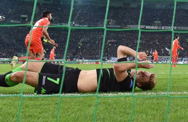 16.02.2017, Fussball, UEFA Europa League, Saison 2016 2017, Zwischenrunde, Borussia Moenchengladbach - AC Florenz, Patrick Herrmann (Borussia Moenchengladbach) nach dem Foul von Maximiliano Olivera (AC Florenz), hinten am Boden