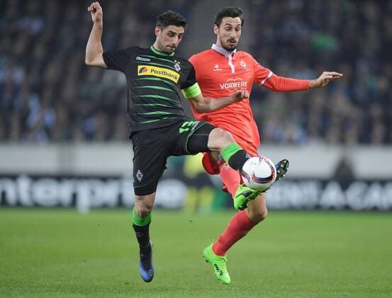 16.02.2017, Fussball, UEFA Europa League, Saison 2016 2017, Zwischenrunde, Borussia Moenchengladbach - AC Florenz, Lars Stindl (Borussia Moenchengladbach), li., gegen Nikola Kalinic (AC Florenz)