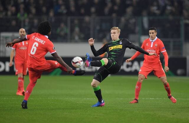 16.02.2017, Fussball, UEFA Europa League, Saison 2016 2017, Zwischenrunde, Borussia Moenchengladbach - AC Florenz, Oscar Wendt (Borussia Moenchengladbach), re., gegen Carlos Sanchez (AC Florenz)