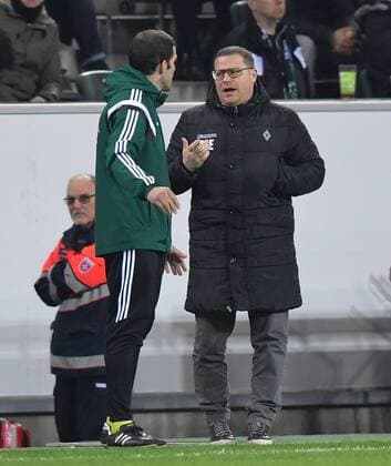 16.02.2017, Fussball, UEFA Europa League, Saison 2016 2017, Zwischenrunde, Borussia Moenchengladbach - AC Florenz, Manager Max Eberl (Borussia Moenchengladbach) reklamiert beim Vierten Offiziellen
