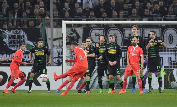 16.02.2017, Fussball, UEFA Europa League, Saison 2016 2017, Zwischenrunde, Borussia Moenchengladbach - AC Florenz, Federico Bernardeschi (AC Florenz) erzielt mit diesem Freistoss das Tor zum 0:1