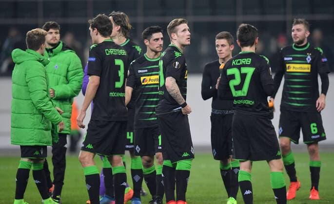 16.02.2017, Fussball, UEFA Europa League, Saison 2016 2017, Zwischenrunde, Borussia Moenchengladbach - AC Florenz, Gladbachs Spieler nach dem Abpfiff, mitte Andre Hahn (Borussia Moenchengladbach), links Lars Stindl (Borussia Moenchengladbach)