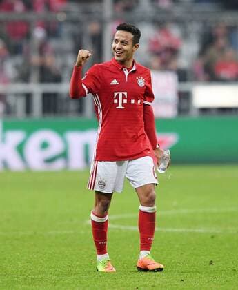 FUSSBALL CHAMPIONS LEAGUE SAISON 2016 2017 ACHTELFINALE HINSPIEL FC Bayern Muenchen - Arsenal London 15.02.2017 Schlussjubel FC Bayern Muenchen; Thiago Alcantara 