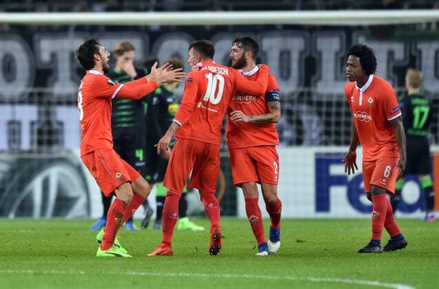 Europaleague: Borussia Mönchengladbach - AC Florenz 16.02.2017. Der Torschütze zum 1:0 für Florenz: Frederico Bernardeschi (10) wird von Vecino (li.) und Rodriguez umjubelt. Ganz re.: Sanchez. HM