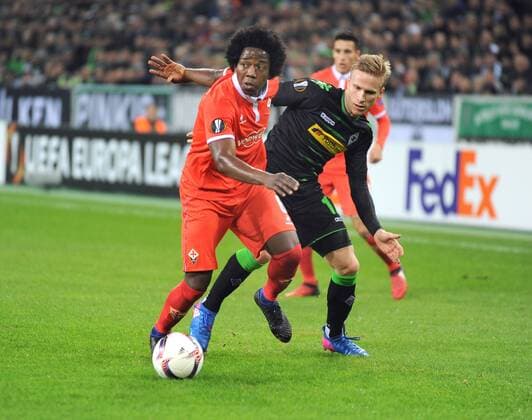 Europaleague: Borussia Mönchengladbach - AC Florenz 16.02.2017. Carlos Sanchez (Florenz) Aktion, schirmt den Ball vor Oscar Wendt (BMG) ab. HM