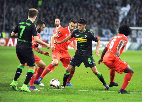 Europaleague: Borussia Mönchengladbach - AC Florenz 16.02.2017. Mahmoud Dahoud (BMG) umgeben von drei Florentinern. V.l: Gonzalo Rodriguez (halb verd.), Milan Badelj und Carlos Sanchez. Ganz links: Patrick Herrmann (BMG). HM