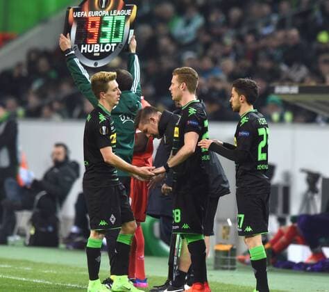 Europaleague: Borussia Mönchengladbach - AC Florenz 16.02.2017. Andre Hahn (Mitte) wird für Patrick Herrmann eingewechselt. Re: Julian Korb (alle BMG). HM