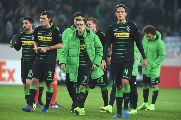 Europaleague: Borussia Mönchengladbach - AC Florenz 16.02.2017. Die Gladbacher Spieler enttäuscht nach dem Schlußpfiff auf dem Weg zum Fanblock. V.l: Julian Korb, Andreas Christensen, Patrick Herrmann und Jannik Vestergaard. HM