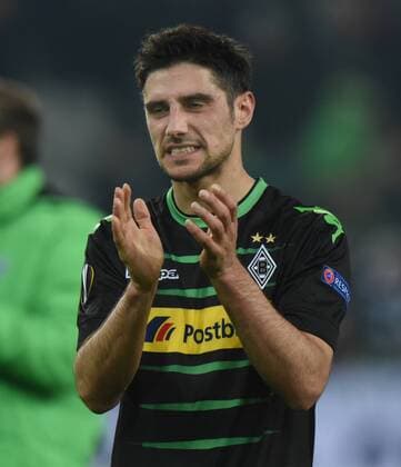 Europaleague: Borussia Mönchengladbach - AC Florenz 16.02.2017. Lars Stindl (BMG) bedankt sich bei den Fans. Die Enttäuschung ist ihm jedoch anzumerken. HM