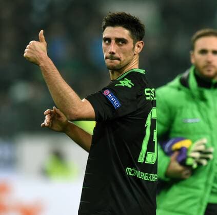 Europaleague: Borussia Mönchengladbach - AC Florenz 16.02.2017. Mannschaftskapitän Lars Stindl (BMG) mit Blick in den Fanblock. Hebt anerkennend den Daumen. HM