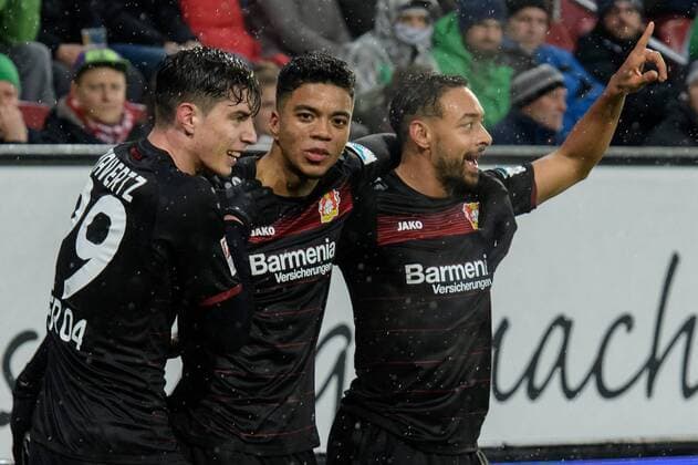 Karim Bellarabi (Bayer 04 Leverkusen 38) beim Torjubel nach dem Treffer zum 1:0 (50.000 Bundesligatreffer) mit Benjamin Henrichs (Bayer 04 Leverkusen 39) und Kai Havertz (Bayer 04 Leverkusen 29) beim Bundesligaspiel zwischen dem FC Augsburg und Bayer 04 Leverkusen am 17.02.2017 Eibner Augsburg Copyright: xSchuelerx xEibnerx-xPressefotox EP_JSE