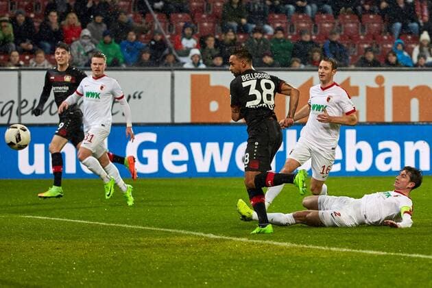 Augsburg, Deutschland 17.02.2017, 1. Bundesliga, 21. Spieltag, FC Augsburg - Bayer 04 Leverkusen, Karim Bellarabi (B04) 3.v.r. erzielt das 50.000 ste Tor der Fussballbundesliga. Paul Verhaegh (FCA) re. kommt zu spaet ( DeFodi501